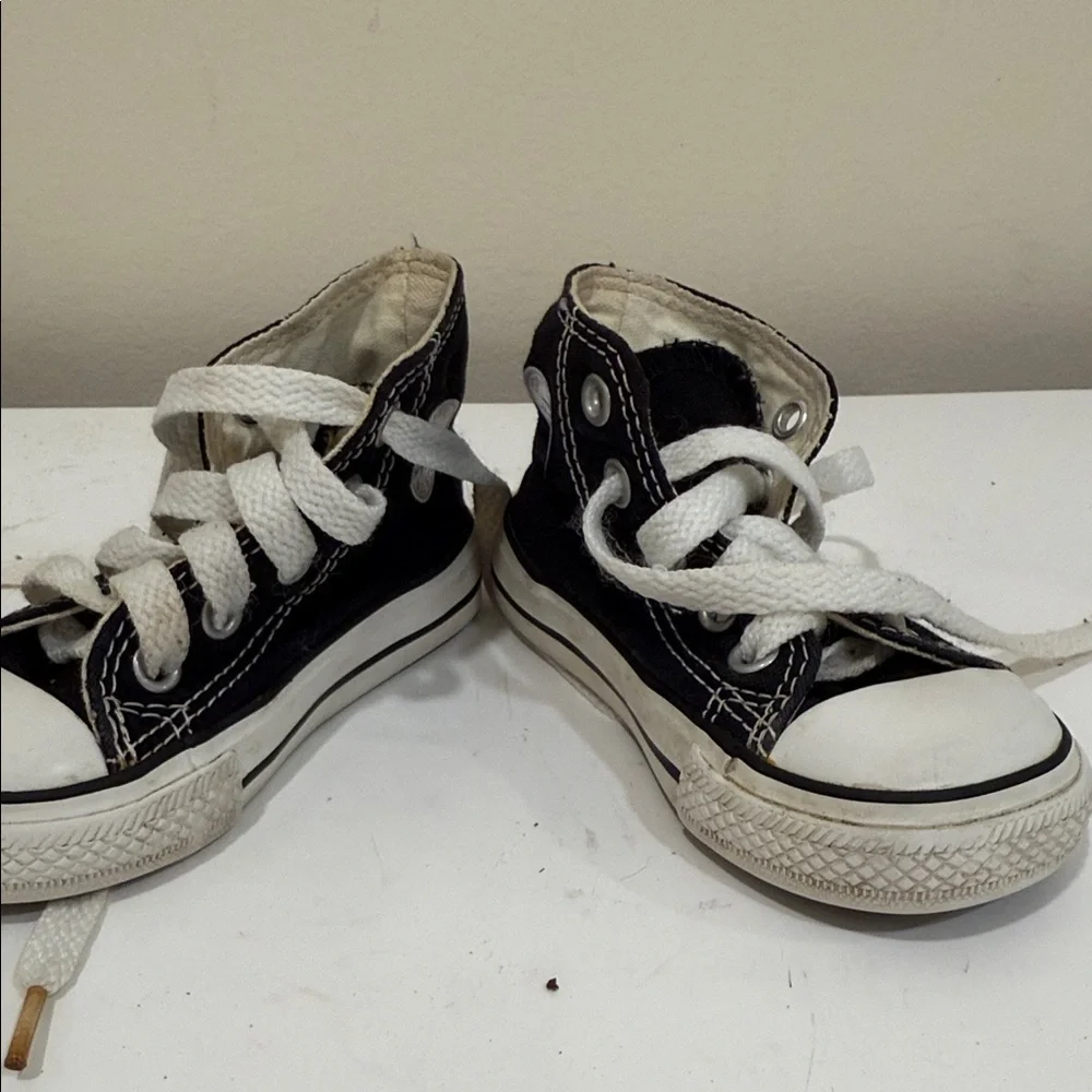 Converse Toddler Kids High Tops Black and White Sneakers (sz 4)